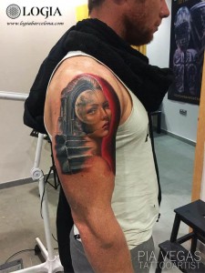 Tatuaje hombro retrato - Logia Barcelona Pia Vegas 
